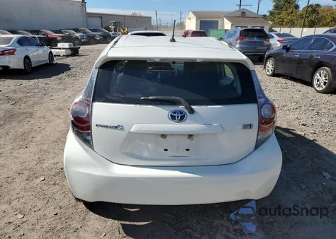 2014 Toyota Prius C z USA, uszkodzony, nr VIN JTDKDTB33E1574051